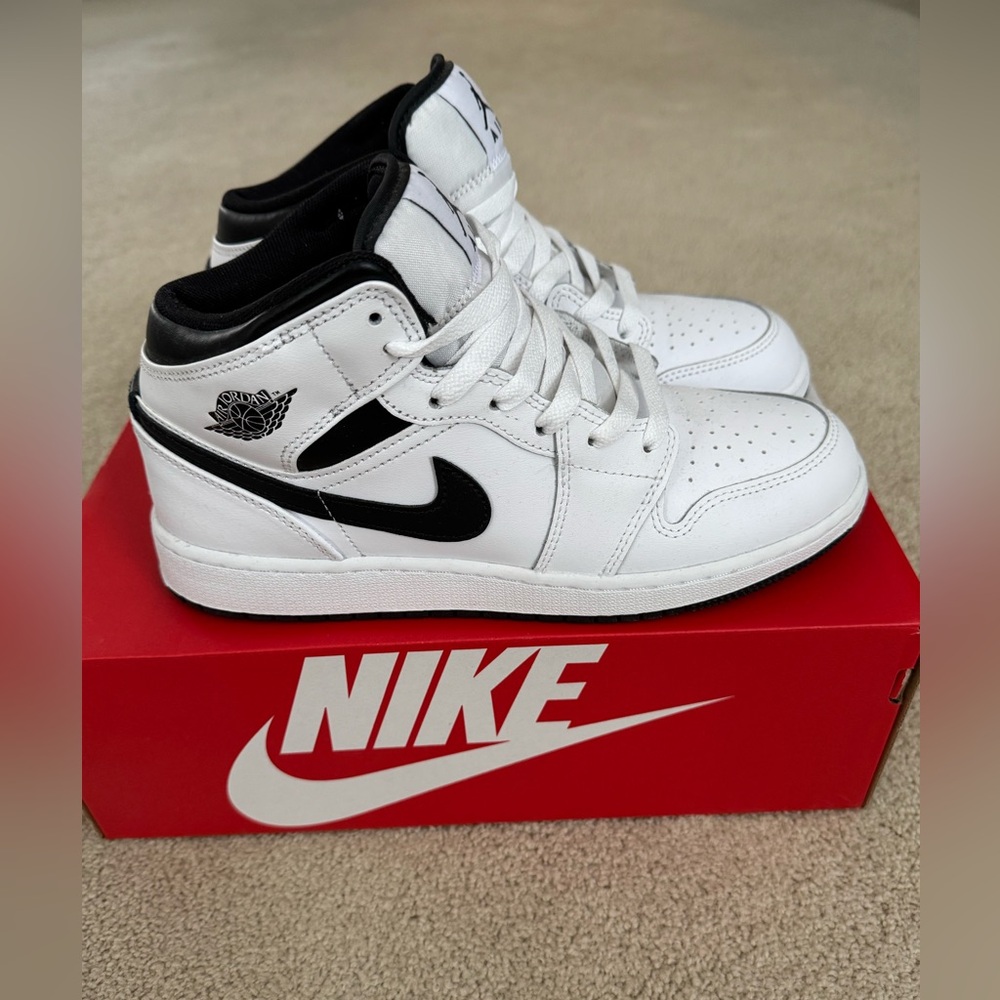 NIB Nike Air Jordan 1 Mid